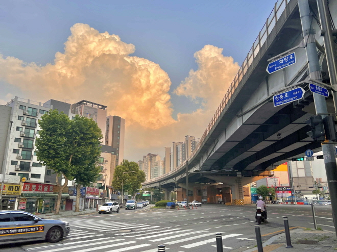 구름과 노을이 지나가는 길